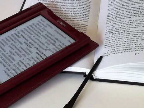 להוציא לאור ספר בהוצאה עצמית – האותיות הקטנות.