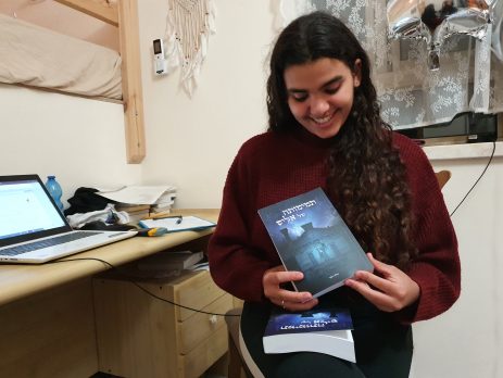 ספר ראשון לפני גיל 15 וחלומות על הצלחה בחו"ל: ריאיון עם אלה רטר, סופרת נוער.