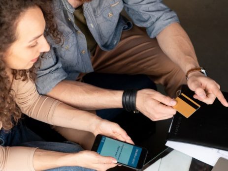 איך כדאי להוציא לאור ספר? לבד או בהוצאה לאור?