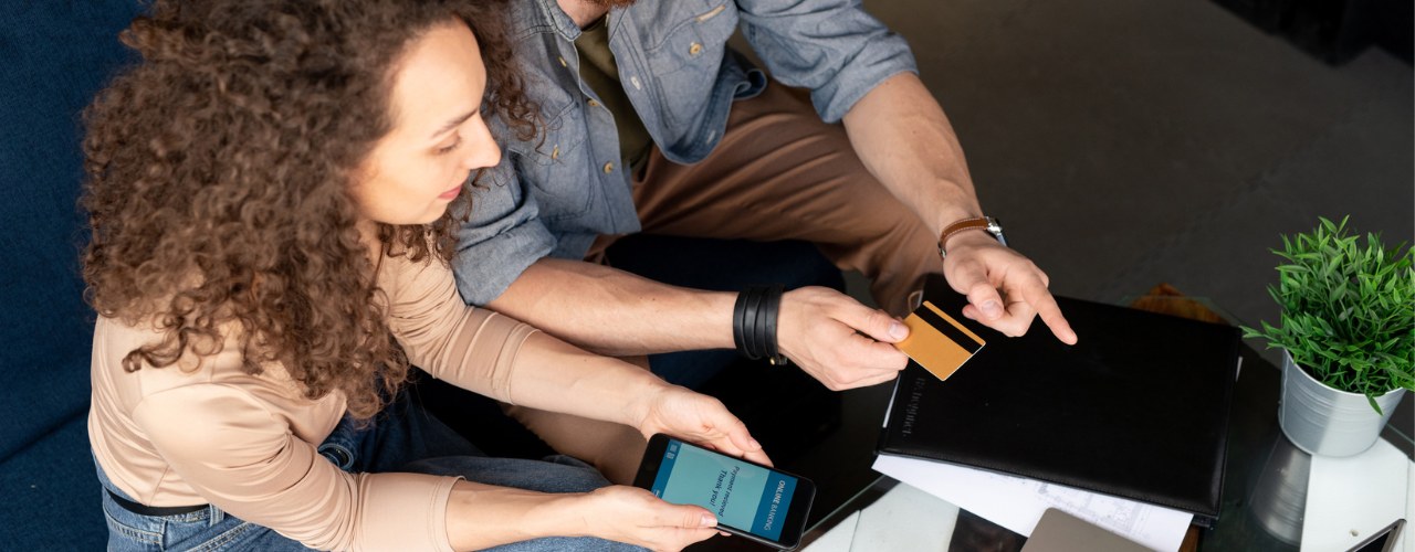 איך כדאי להוציא לאור ספר? לבד או בהוצאה לאור?