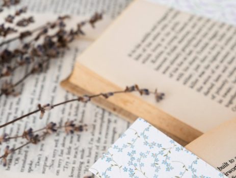 איך מוציאים לאור ספר שירה? 