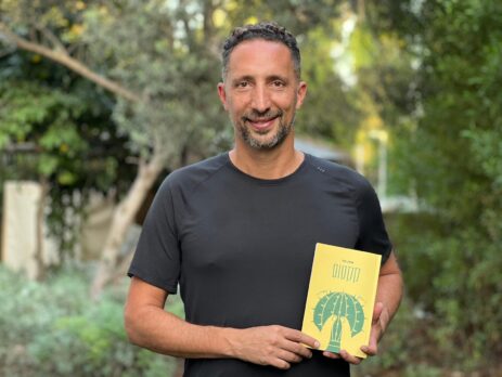 אהבה, אובדן ותקווה: מסעו של מורן צור לכתיבת הספר "קקטוס"