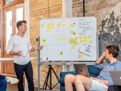 איך לבחור הוצאה לאור: המדריך המלא לסופרים