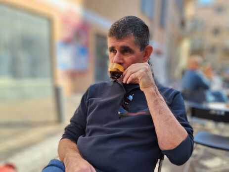 ריאיון עם הסופר זהר מיכאלי על אהבה, מוזיקה וכתיבה - קפה פעמונים