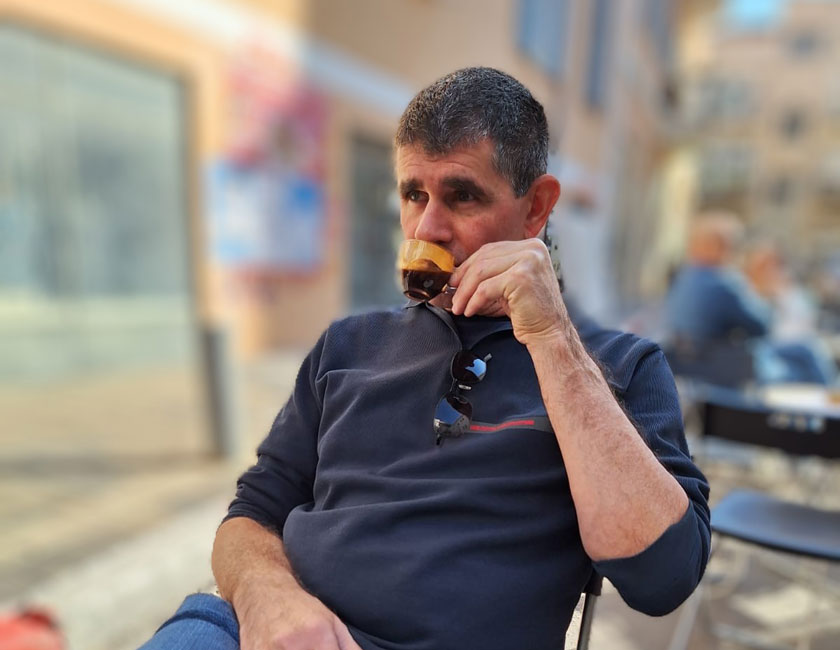 ריאיון עם הסופר זהר מיכאלי על אהבה, מוזיקה וכתיבה - קפה פעמונים